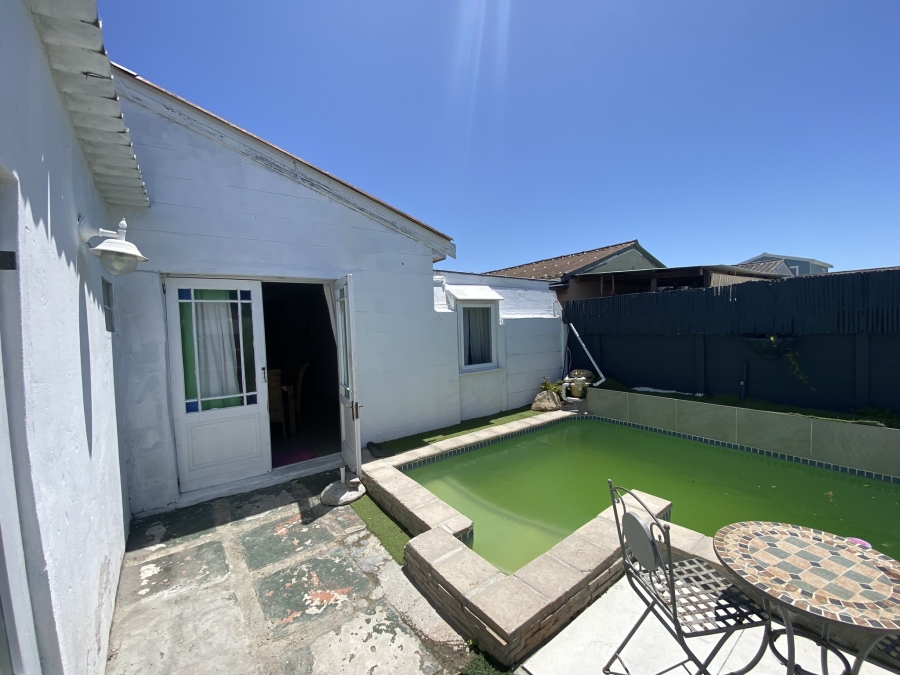 2 Bedroom Property for Sale in Pelican Park Western Cape